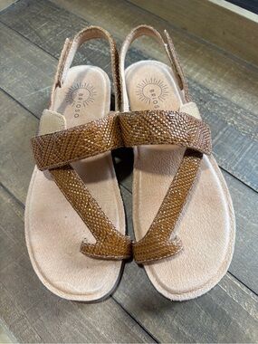 Brioso Dorado embossed woven leather toe-loop sandals, size 9.5